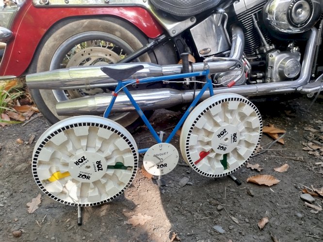 Vélo de route publicitaire briquet Zor et horloge. Hauteur : 43 cm