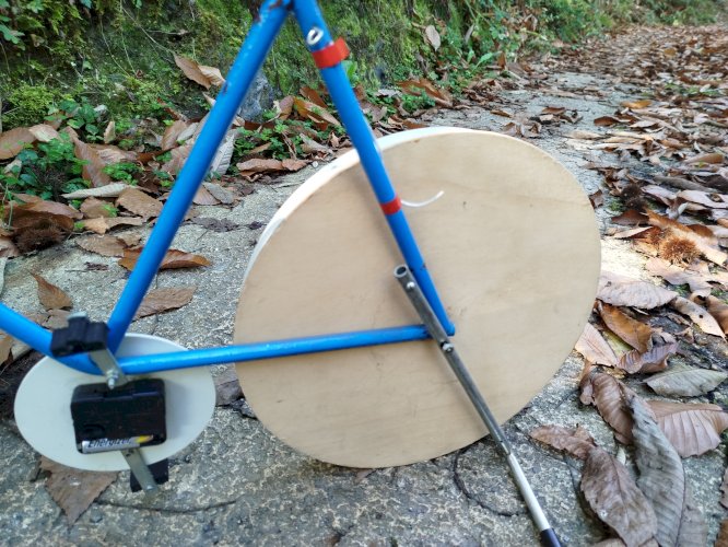 Vélo de route publicitaire briquet Zor et horloge. Hauteur : 43 cm
