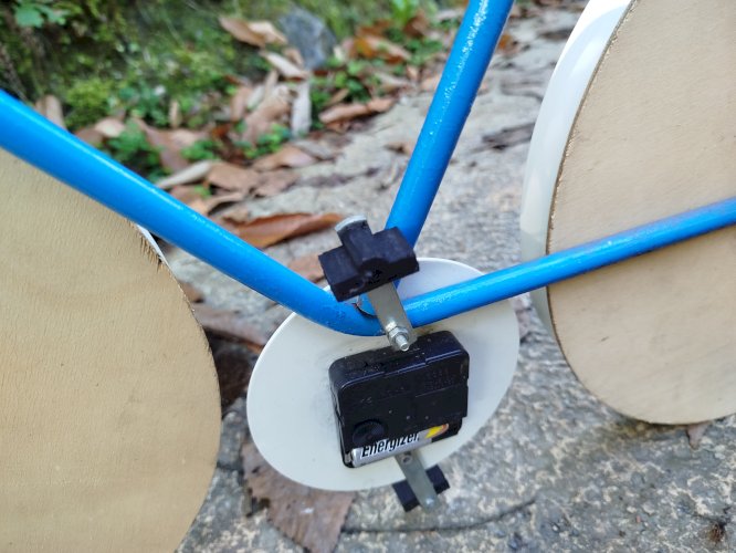 Vélo de route publicitaire briquet Zor et horloge. Hauteur : 43 cm
