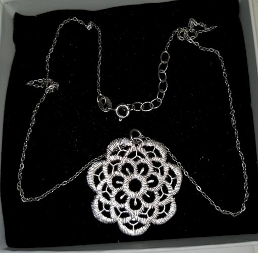 Vends pendentif et/ou collier femme Vends chaine et pendentif femme