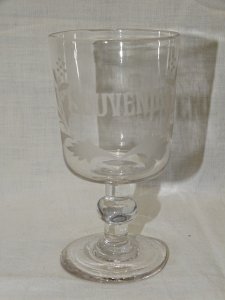 -VERRE A PIED ANCIEN EN VERRE SOUVENIR FEUILLES & FLEURS Dégagé acide   D
