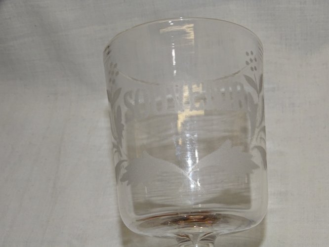 -VERRE A PIED ANCIEN EN VERRE SOUVENIR FEUILLES & FLEURS Dégagé acide   D