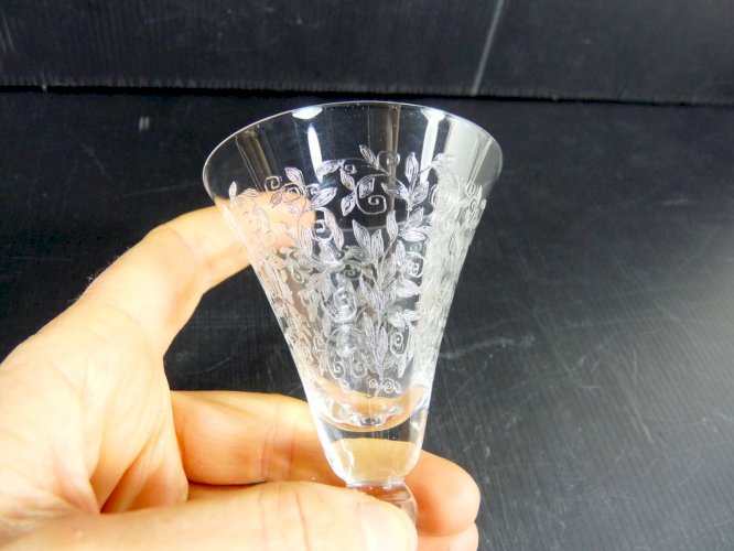 Verre à porto cristal gravé à la main style Baccarat Michelangelo pas signé