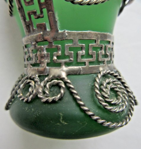 Verre ancien Art Déco recouvert de dentelle en argent filigrane, verre vert