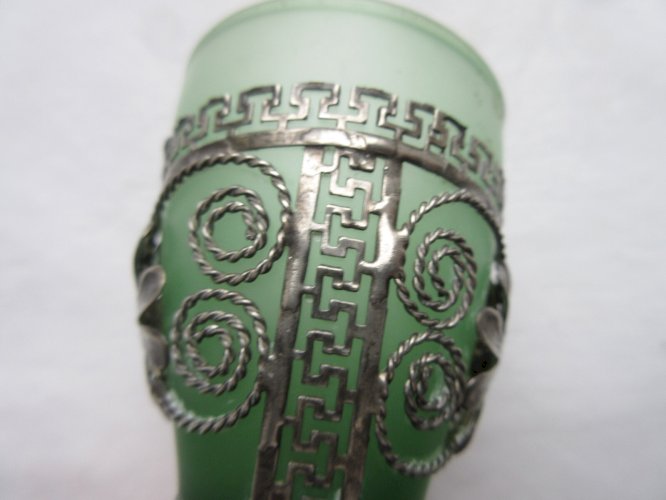 Verre ancien Art Déco recouvert de dentelle en argent filigrane, verre vert