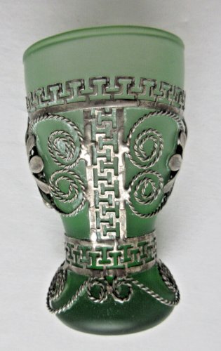 Verre ancien Art Déco recouvert de dentelle en argent filigrane, verre vert