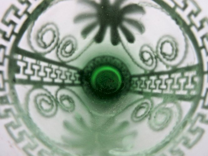 Verre ancien Art Déco recouvert de dentelle en argent filigrane, verre vert