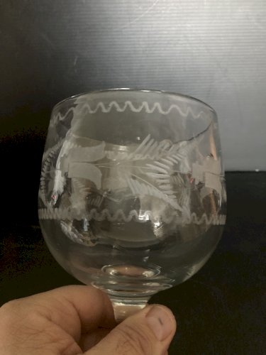 verre ancien  sur pied  en verre soufflé décor taillé   XIXème verrerie verrier