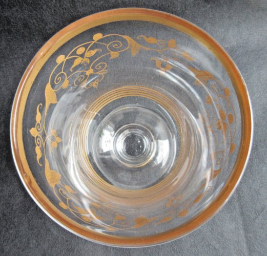 Verre Charles X forme calice sur piédouche, cristal peint d'entrelacs à l'Or fin