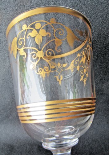 Verre Charles X forme calice sur piédouche, cristal peint d'entrelacs à l'Or fin