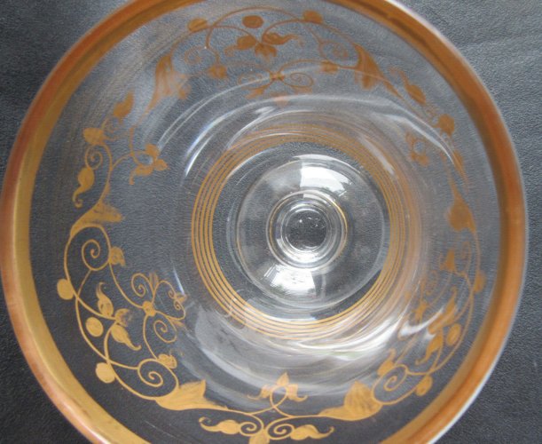 Verre Charles X forme calice sur piédouche, cristal peint d'entrelacs à l'Or fin