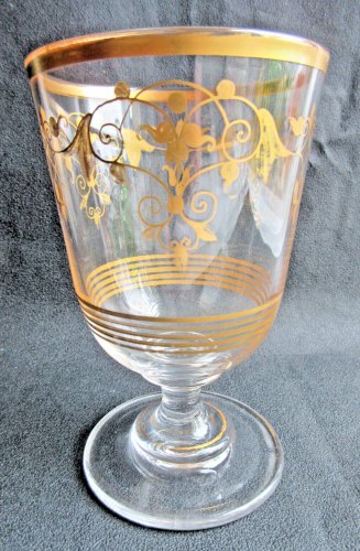Verre Charles X forme calice sur piédouche, cristal peint d'entrelacs à l'Or fin