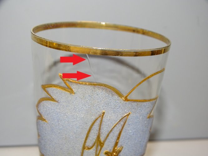 -VERRE en VERRE TRES FIN avec une FEUILLE Granitée LETTRE M et BORDS DORES   D