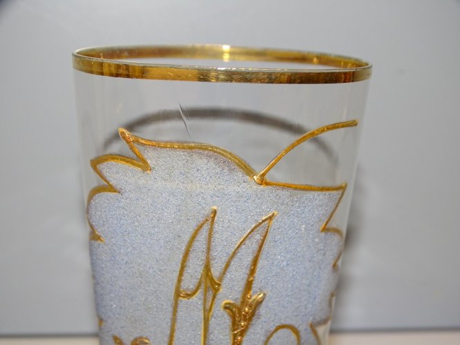 -VERRE en VERRE TRES FIN avec une FEUILLE Granitée LETTRE M et BORDS DORES   D