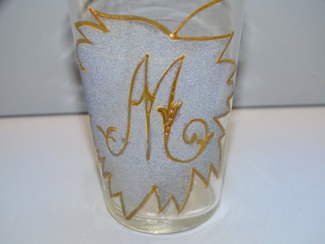 -VERRE en VERRE TRES FIN avec une FEUILLE Granitée LETTRE M et BORDS DORES   D