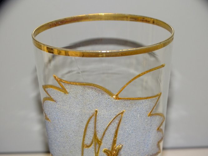 -VERRE en VERRE TRES FIN avec une FEUILLE Granitée LETTRE M et BORDS DORES   D