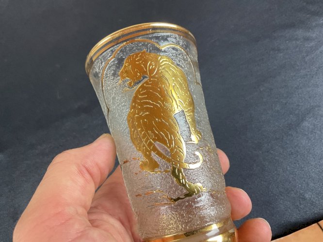verre givrée dégagé à l acide décor or , panthère Vincennes