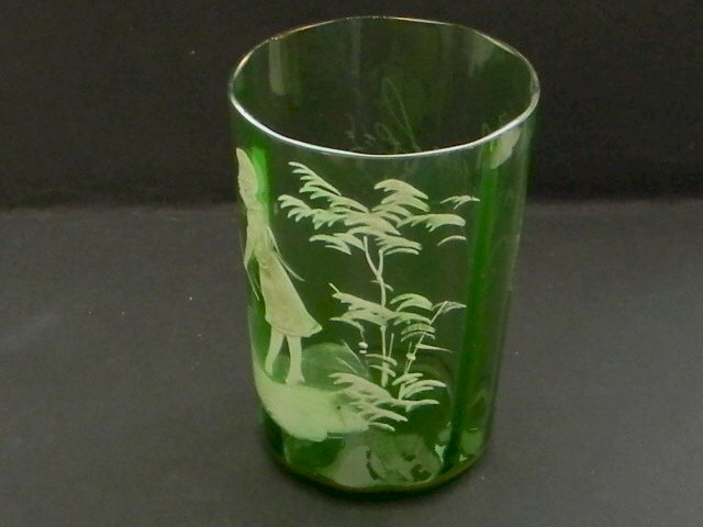 Verre gobelet en verre Mary Gregory. Décor enfant.