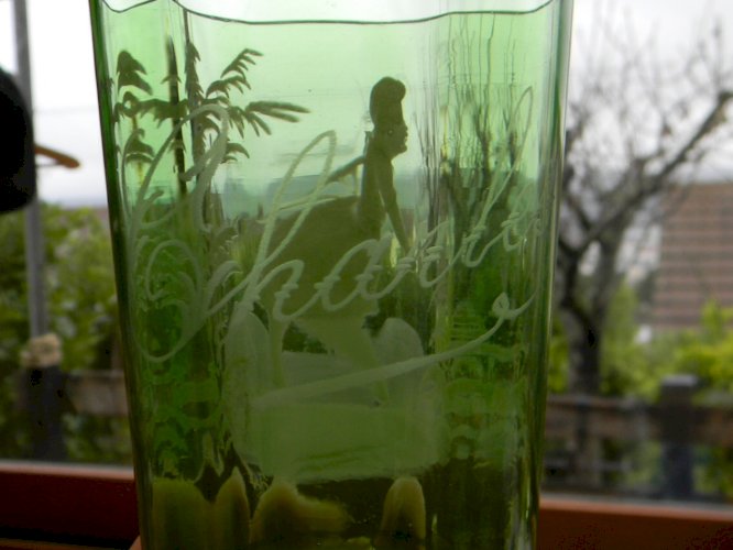 Verre gobelet en verre Mary Gregory. Décor enfant.