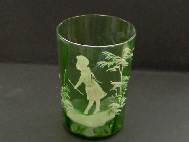 Verre gobelet en verre Mary Gregory. Décor enfant.