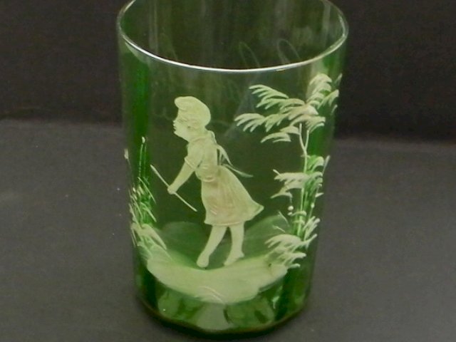 Verre gobelet en verre Mary Gregory. Décor enfant.