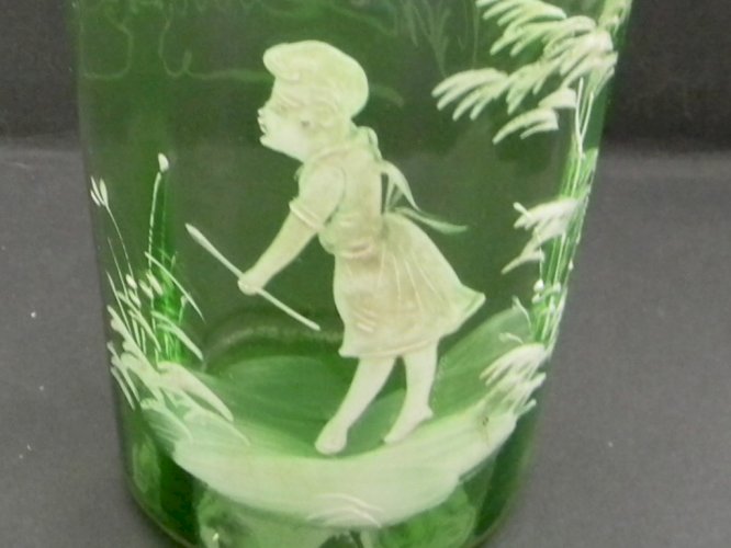 Verre gobelet en verre Mary Gregory. Décor enfant.