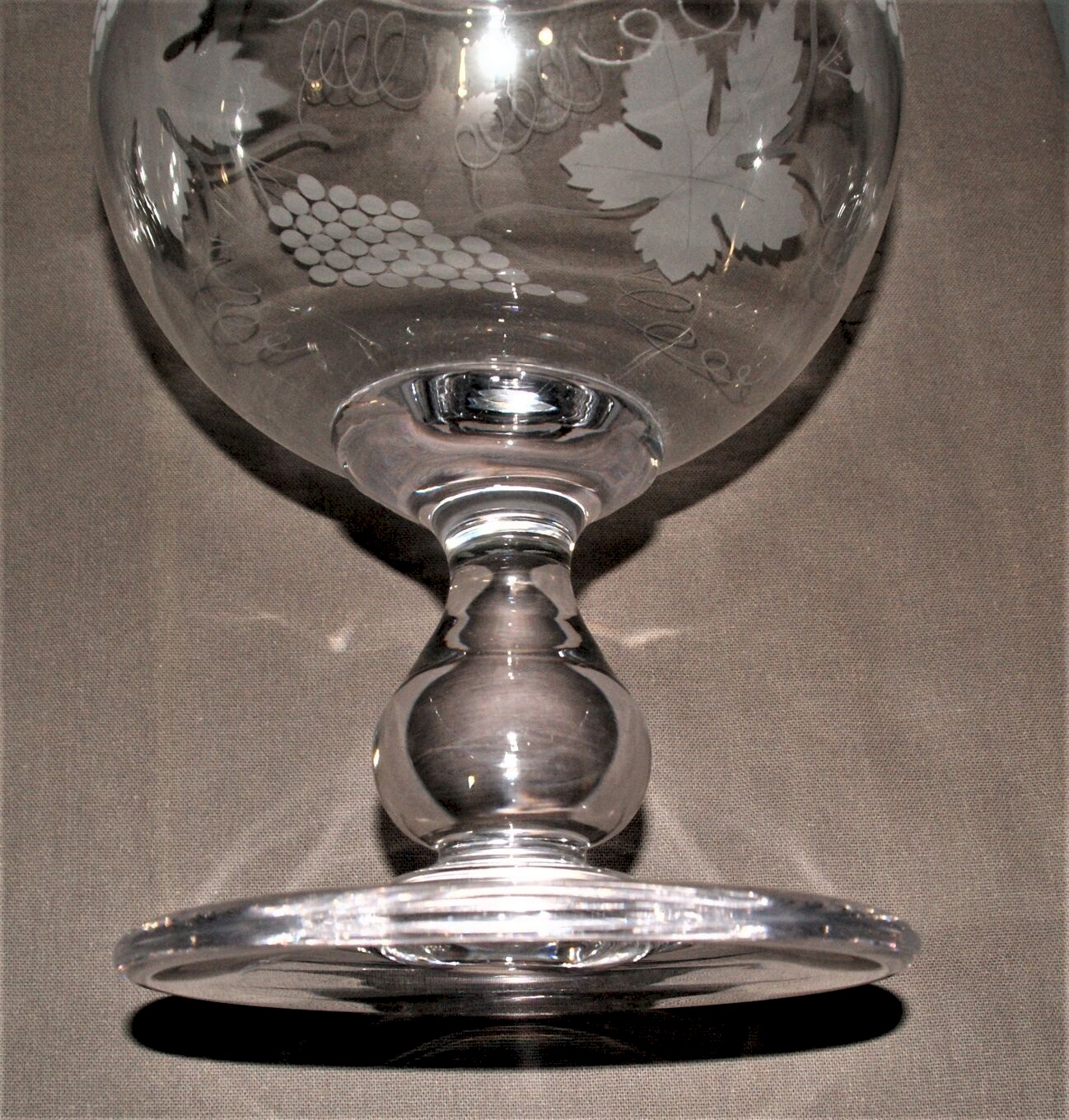 Saladier Coupe à Fruits En Verre – Forme Corolle – Grappes Raisins Gravées