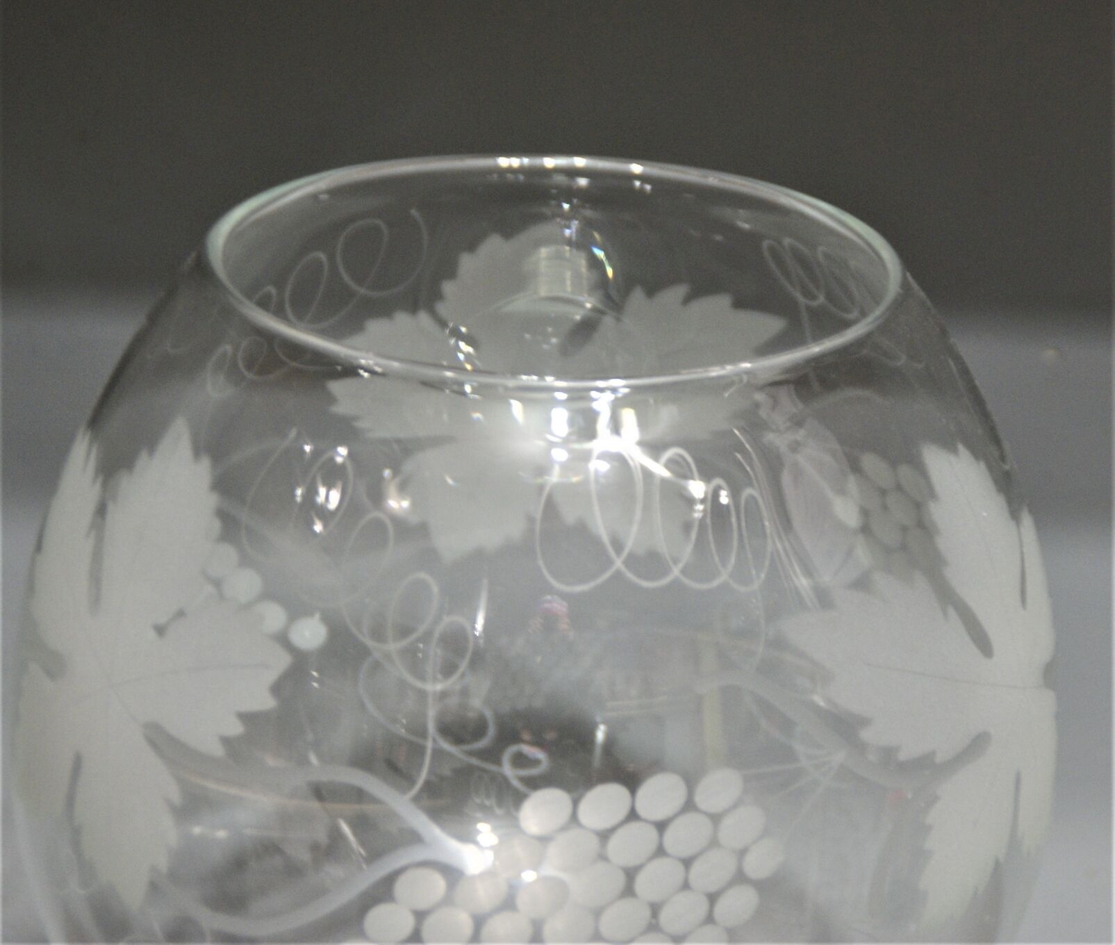 Coupe à fruits, saladier stylisé Art Déco, en verre coloris vieux rose