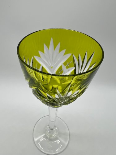Verre Roemer en cristal jaune – Saint Louis – modèle Chantilly – signé – 23 cm
