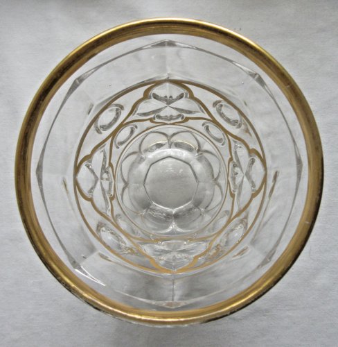 Verre sur piédouche style Empire, sculpté de 4 carrés à pois, liserés à l'or fin