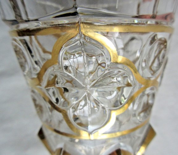 Verre sur piédouche style Empire, sculpté de 4 carrés à pois, liserés à l'or fin