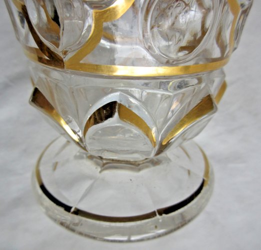 Verre sur piédouche style Empire, sculpté de 4 carrés à pois, liserés à l'or fin