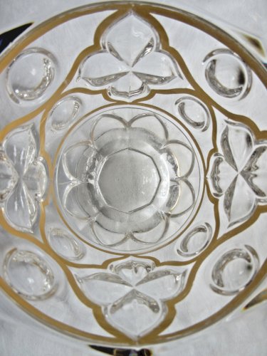 Verre sur piédouche style Empire, sculpté de 4 carrés à pois, liserés à l'or fin
