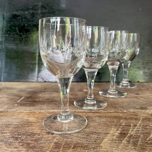 Verres à pied en cristal taillé