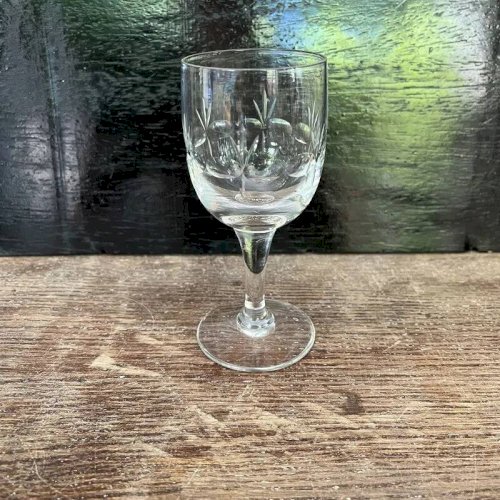 Verres à pied en cristal taillé