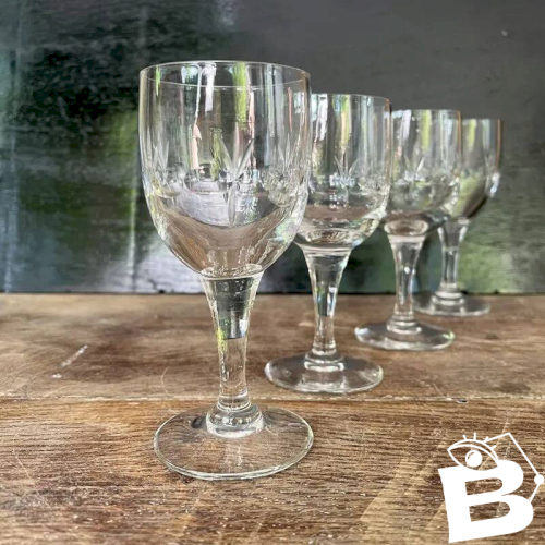 Verres à pied en cristal taillé
