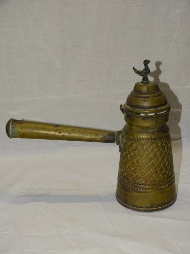- VERSEUSE AFRIQUE du NORD LAITON REPOUSSE BOUTON OISEAU SUR LE COUVERCLE    D