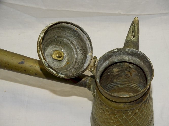 - VERSEUSE AFRIQUE du NORD LAITON REPOUSSE BOUTON OISEAU SUR LE COUVERCLE    D