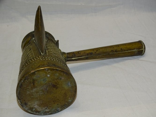 - VERSEUSE AFRIQUE du NORD LAITON REPOUSSE BOUTON OISEAU SUR LE COUVERCLE    D