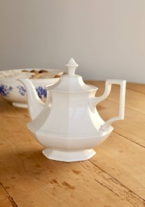 Verseuse vintage en porcelaine blanche Johnson Brothers motif Perle