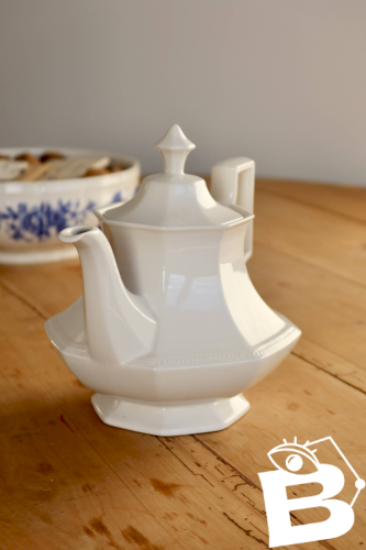 Verseuse vintage en porcelaine blanche Johnson Brothers motif Perle