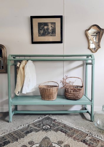 Vestiaire d’entrée, portant « Jette-habits »