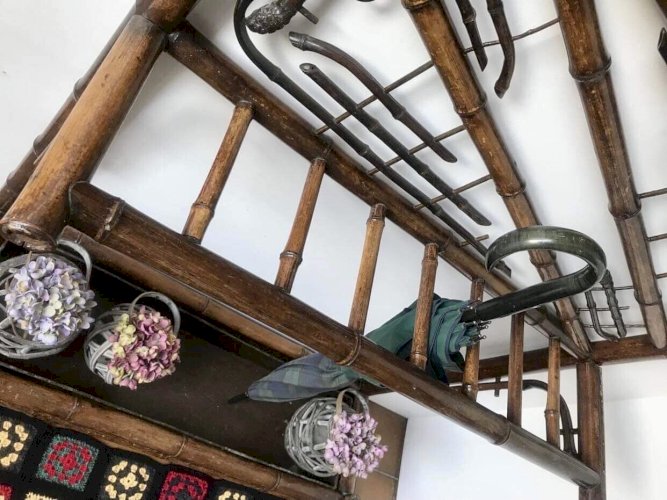 Vestiaire vintage, meuble ancien pour entrée, porte manteaux bambou