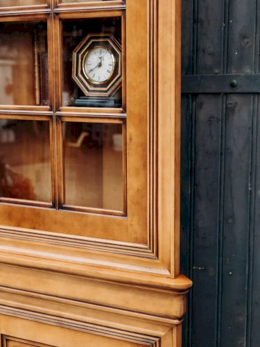 Victoria, la grande vitrine en bois clair N°147