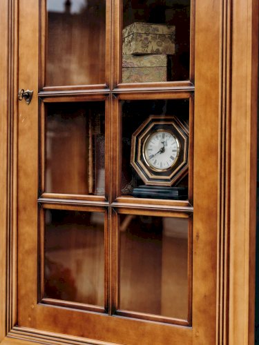 Victoria, la grande vitrine en bois clair N°147