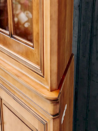 Victoria, la grande vitrine en bois clair N°147