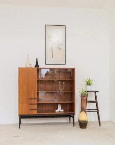 Victoria, la grande vitrine en bois clair N°69