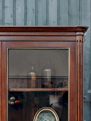 Victoria, la grande vitrine en bois foncé N°112