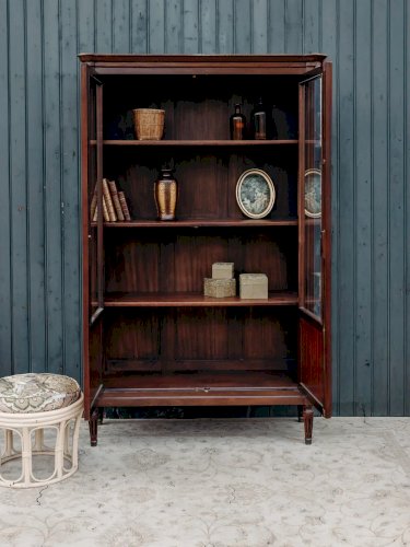 Victoria, la grande vitrine en bois foncé N°112