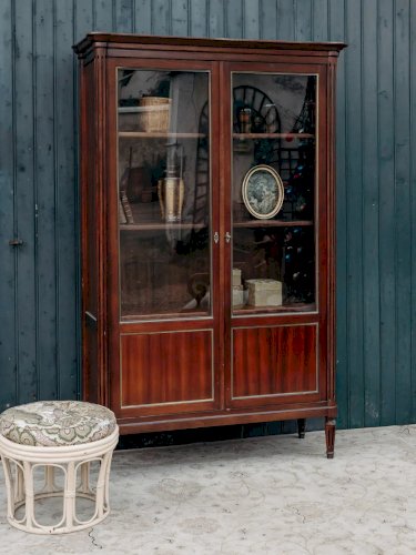 Victoria, la grande vitrine en bois foncé N°112